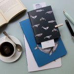 Set de papelería Cetáceos Marinos de Chile con planner y libretas ilustradas con ballena azul y ballena jorobada