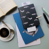 Set de papelería Cetáceos Marinos de Chile con planner y libretas ilustradas con ballena azul y ballena jorobada
